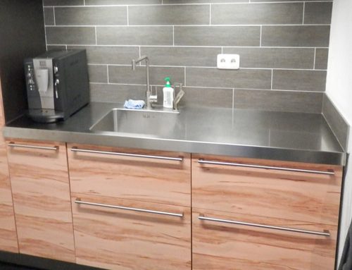 Waterkering in RVS keukenbladen